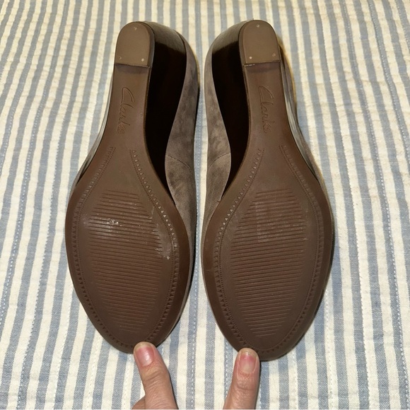 CLARKS Bassett Mine Leather Suede Slip On Wedge Pump Sz 9.5 Taupe - Picture 8 of 14